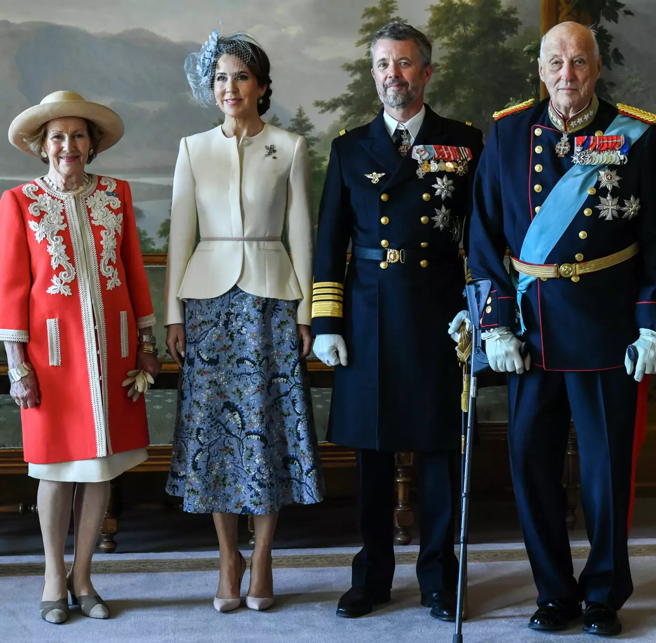 Kung Harald och drottning Sonja med drottning Mary och kung Frederik
