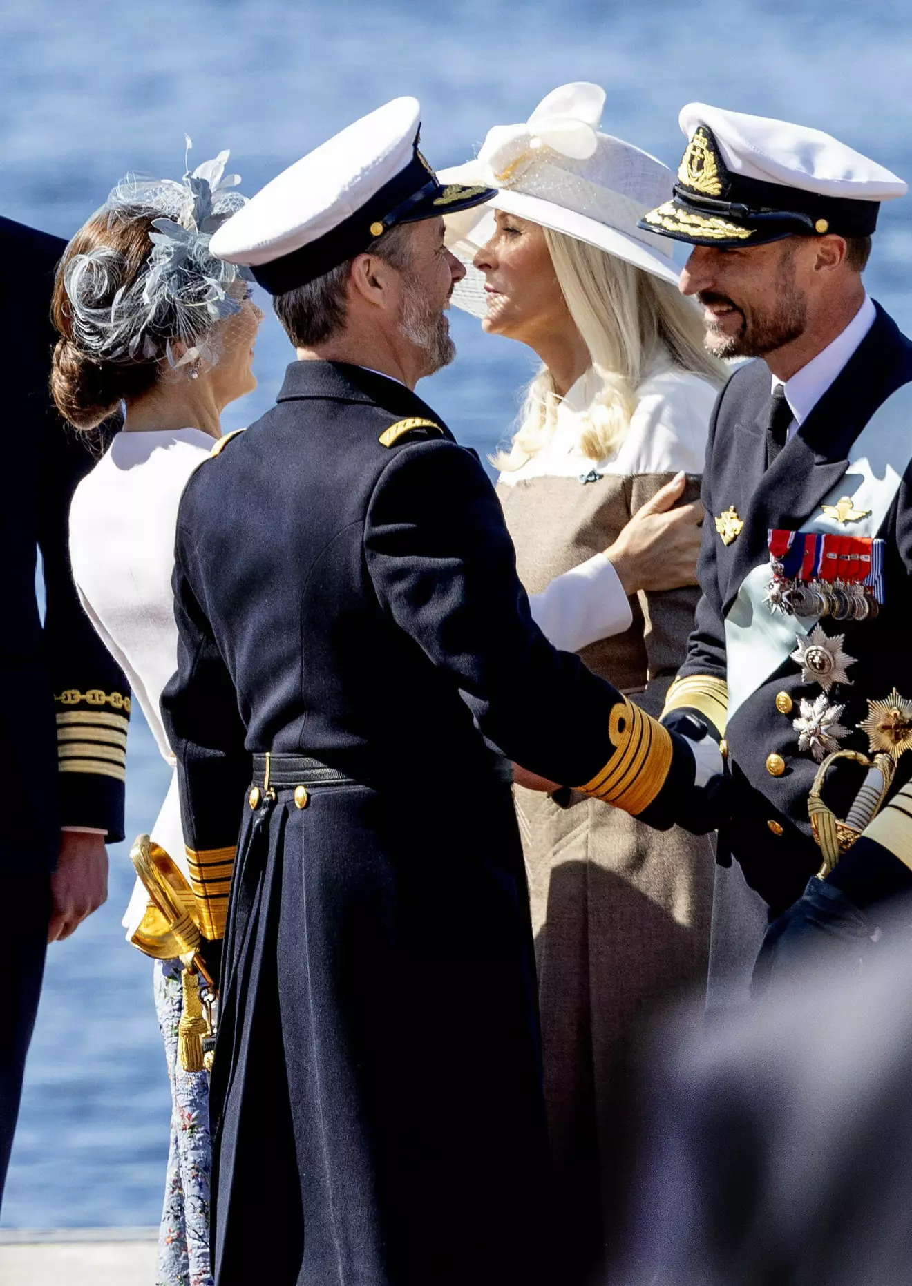 Kronprinsessan Mette-Marit och kronprins Haakon med drottning Mary och kung Frederik