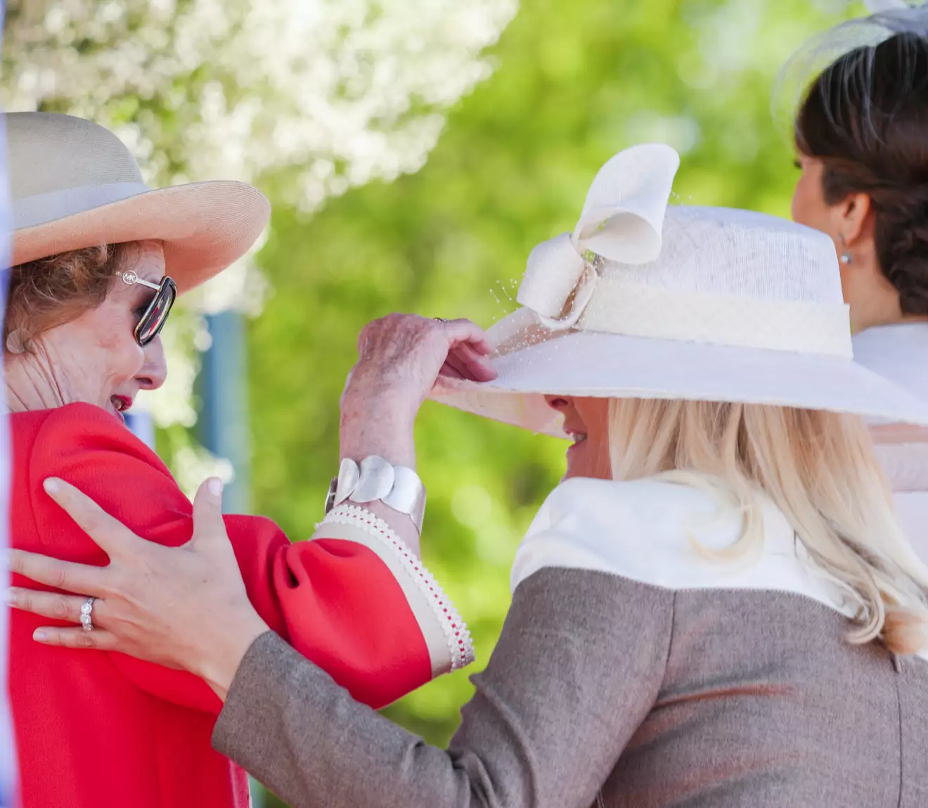 Drottning Sonja rättar till kronprinsessan Mette-Marits hatt