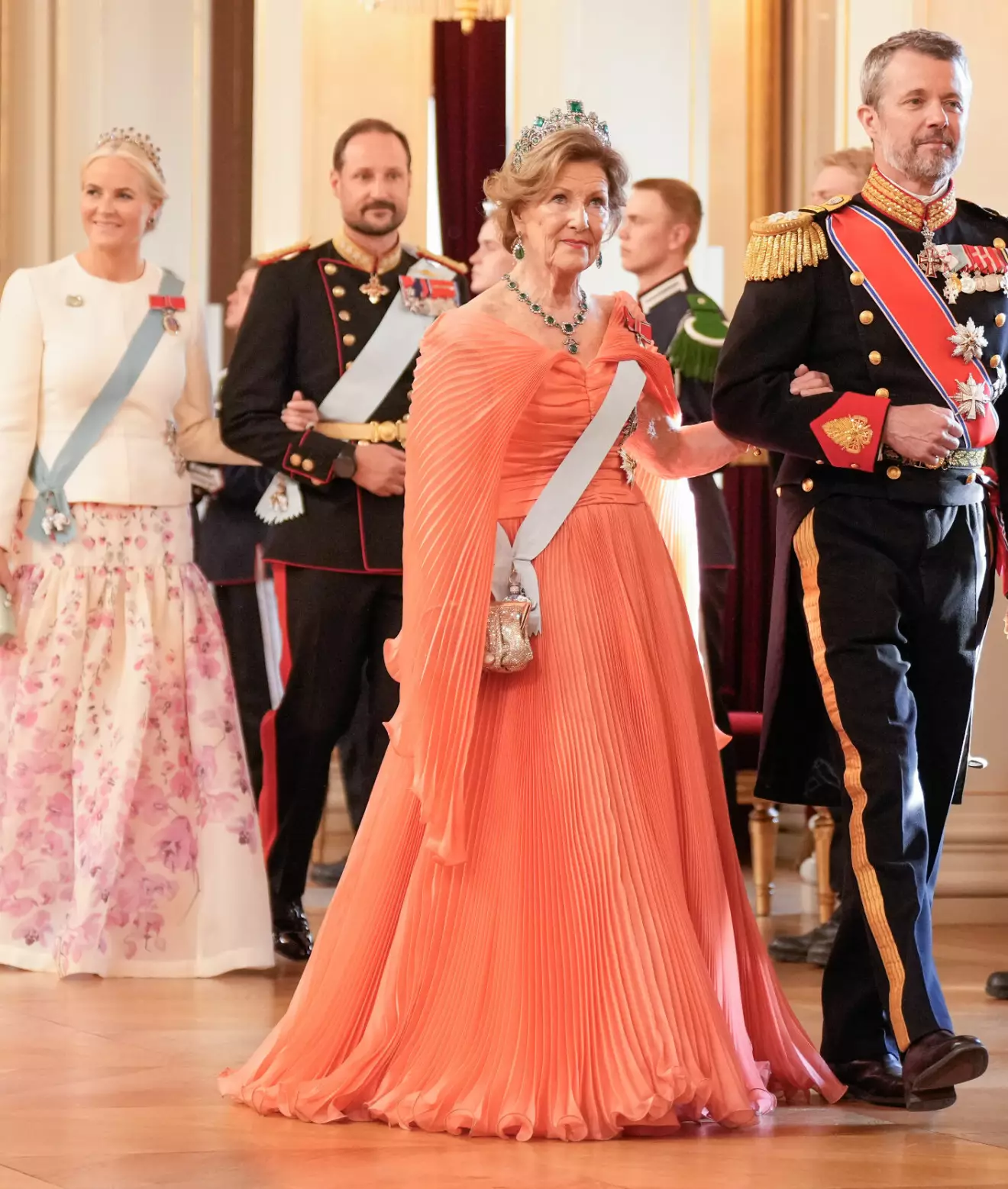 Danska statsbesöket i Norge – drottning Sonja i korallrosa klänning med plisseringar