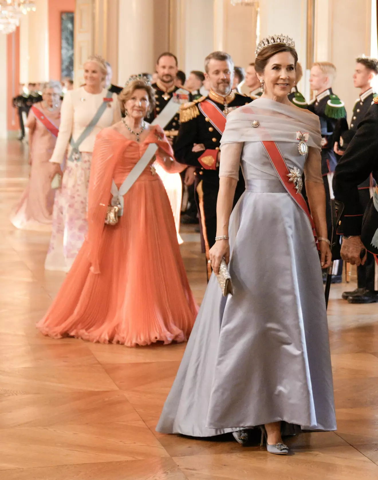 Danska statsbesöket i Norge – drottning Mary i ljuslila eller ljusblå klänning av Birgit Hallstein
