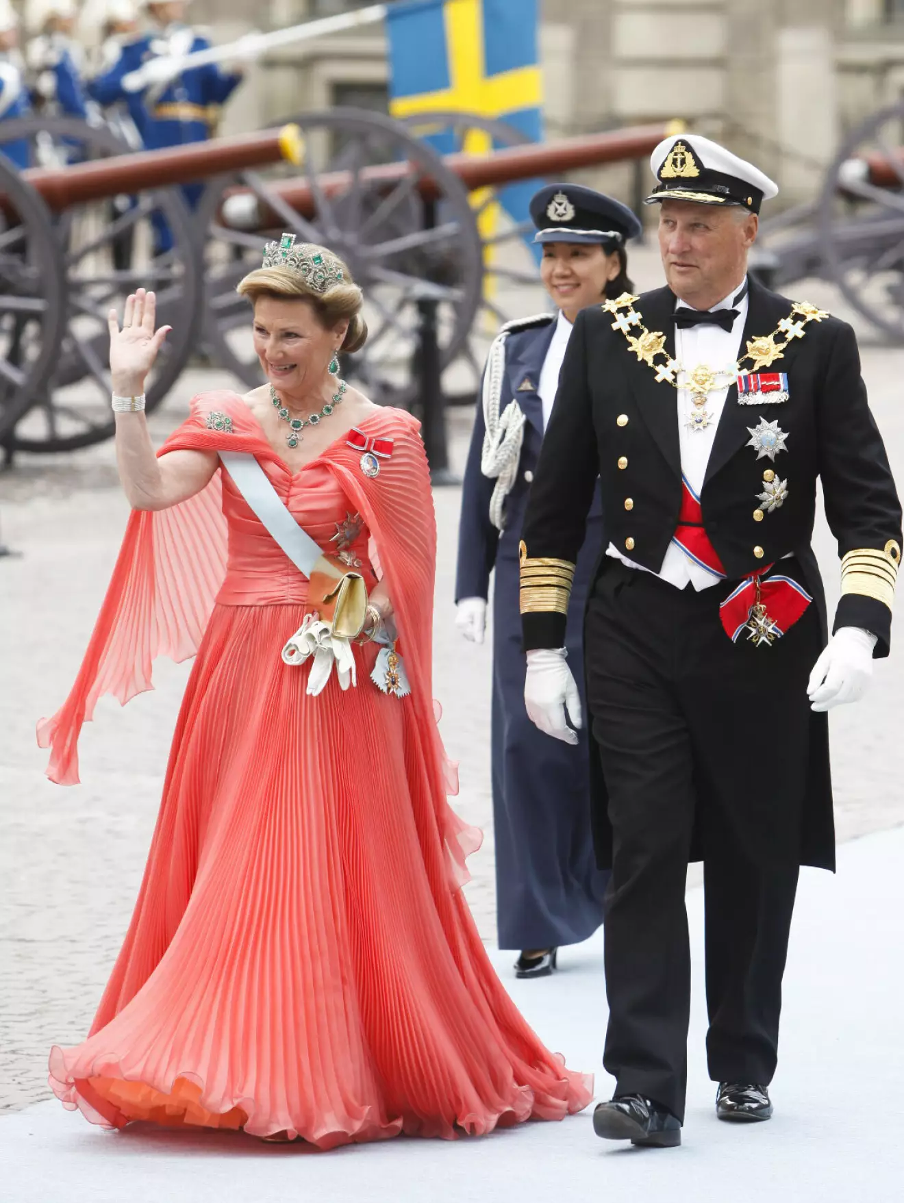 Drottning Sonja på kronprinsessan Victorias bröllop 2010 klädd i korallröd klänning med plisseringar