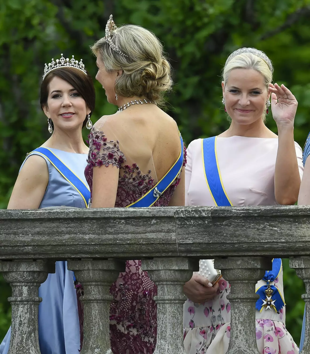 Drottning Mary och kronprinsessan Mette-Marit på prinsessan Sofias och prins Carl Philips bröllop 2015