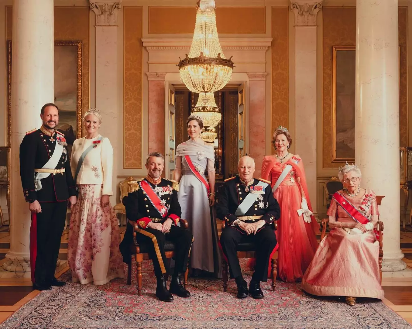 Norska kungafamiljen på en gruppbild med kung Frederik och drottning Mary vid galamiddagen på slottet