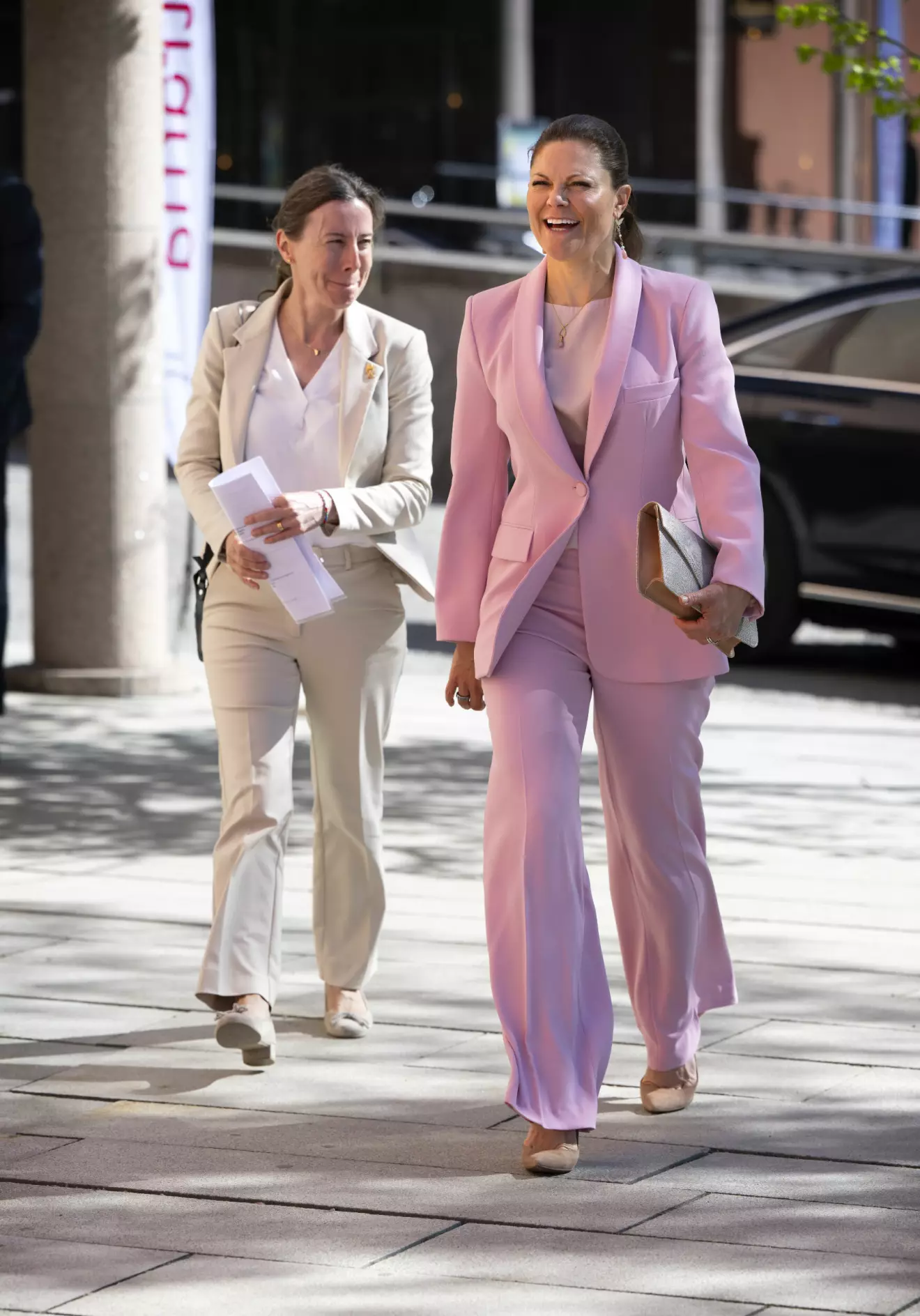 Kronprinsessan Victoria i rosa kostym från Zara Stramas 25-årsjubileum på Hasselbacken