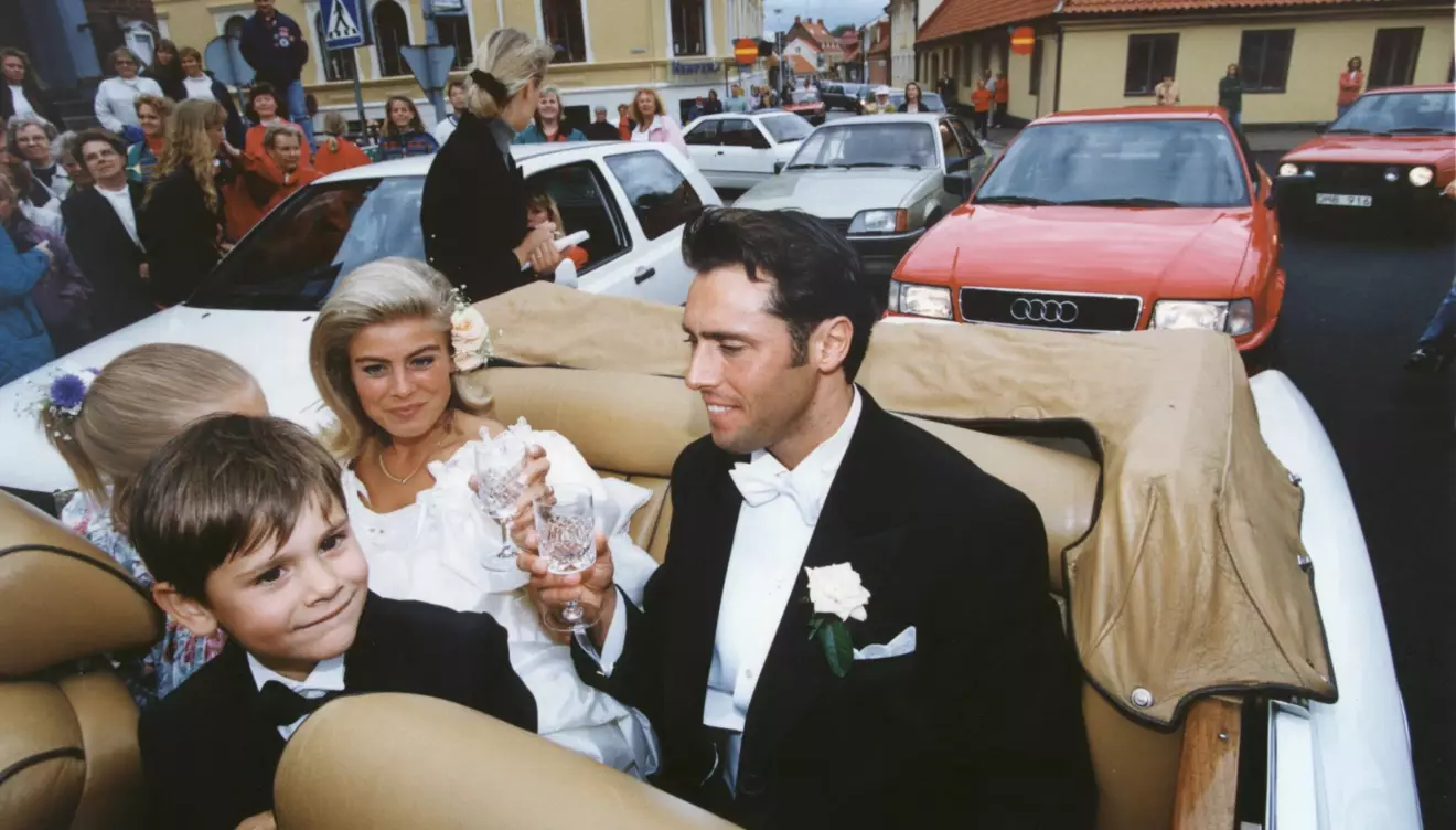 Pernilla Wahlgren och Emilio Ingrosso omgivna av en folksamling på sin bröllopsdag