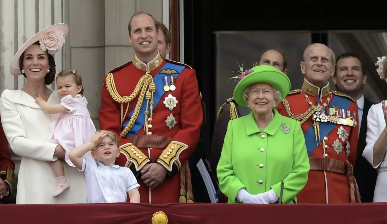 Prinsessan Kate, prins William, drottning Elizabeth, prins Philip och Peter Philips