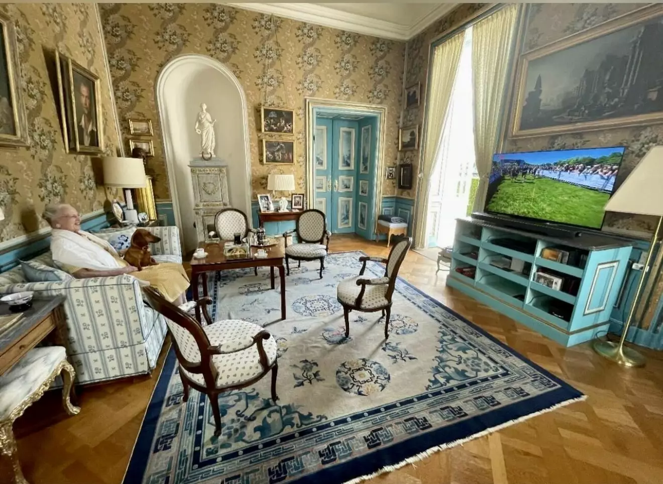 Drottning Margrethe i soffan i sitt tv-rum på Fredensborgs slott