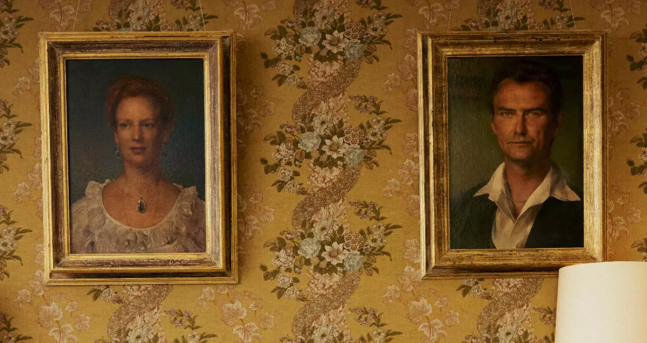 Porträtt av prins Henrik och drottning Margrethe i vardagsrummet på Fredensborgs slott
