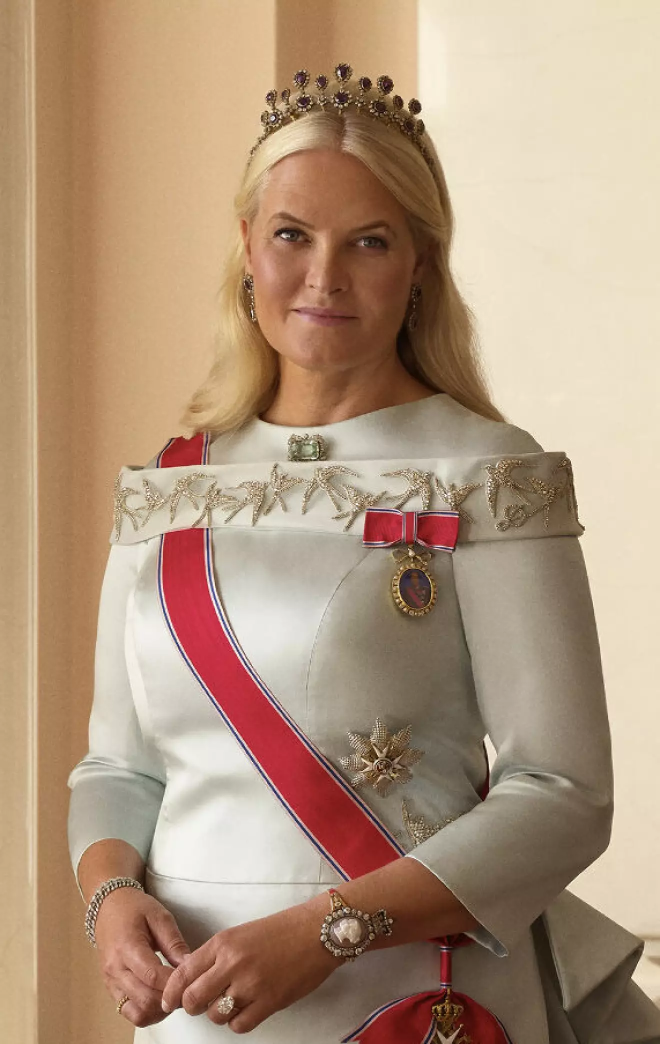 Kronprinsessan Mette-Mari i turkos eller ljusblå aftonklänning på hovets nya officiella bild
