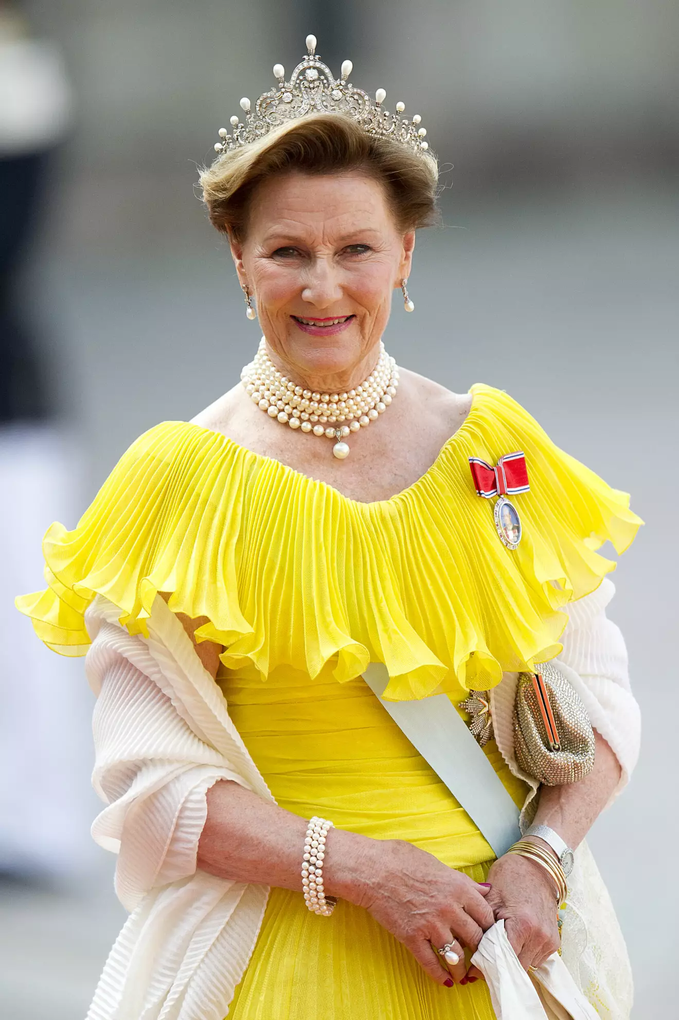 Drottning Sonja i en kopia av norska kungafamiljens stulna pärldiadem