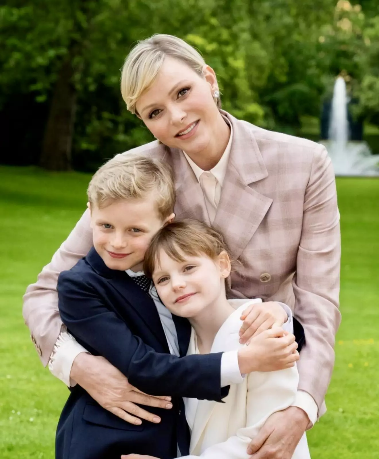Furstinnan Charlene på Mors dag 2024 med barnen prins Jacques och prinsessan Gabriella
