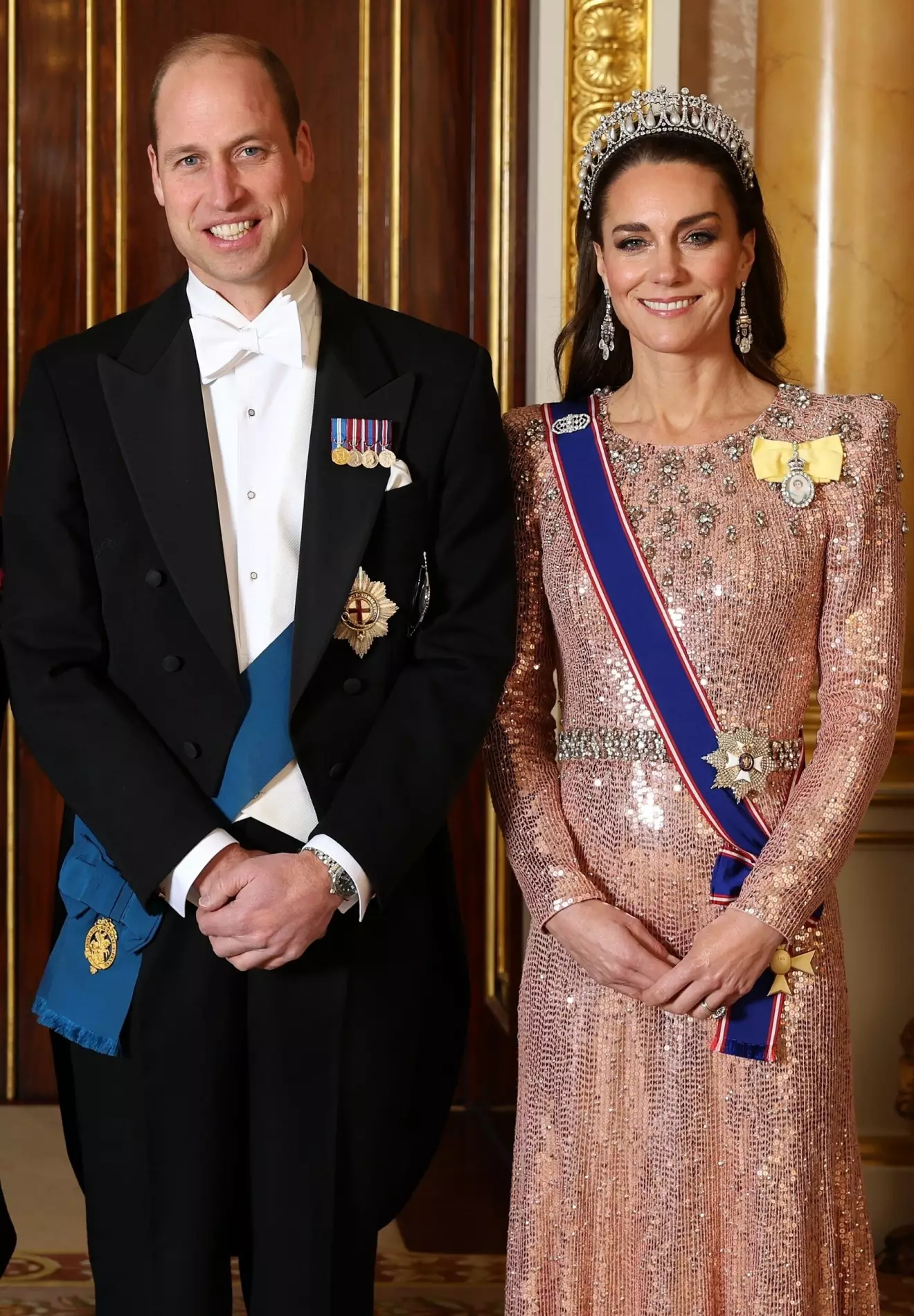Prins William i frack och prinsessan Kate i tiara