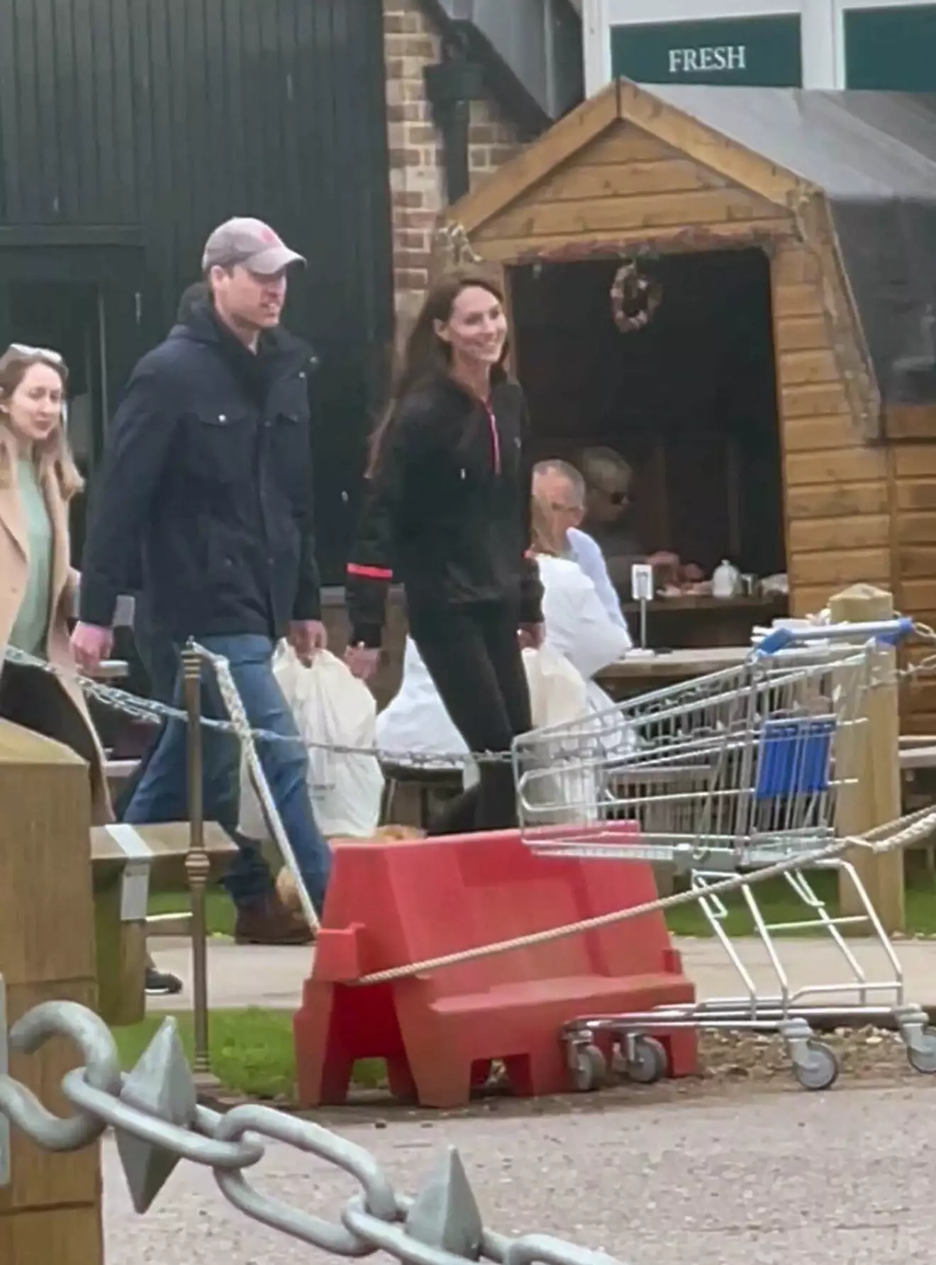 Prinsessan Kate och prins William på en mobilbild tagen i mars 2024 utanför en gårdsbutik – The Windsor Farm Shop