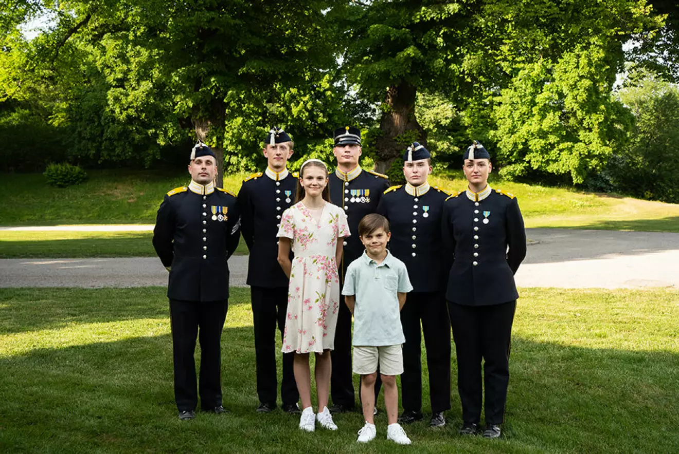 Prinsessan Estelle och prins Oscar med soldater ur H.M. Konungens livkompani vid Livgardet.