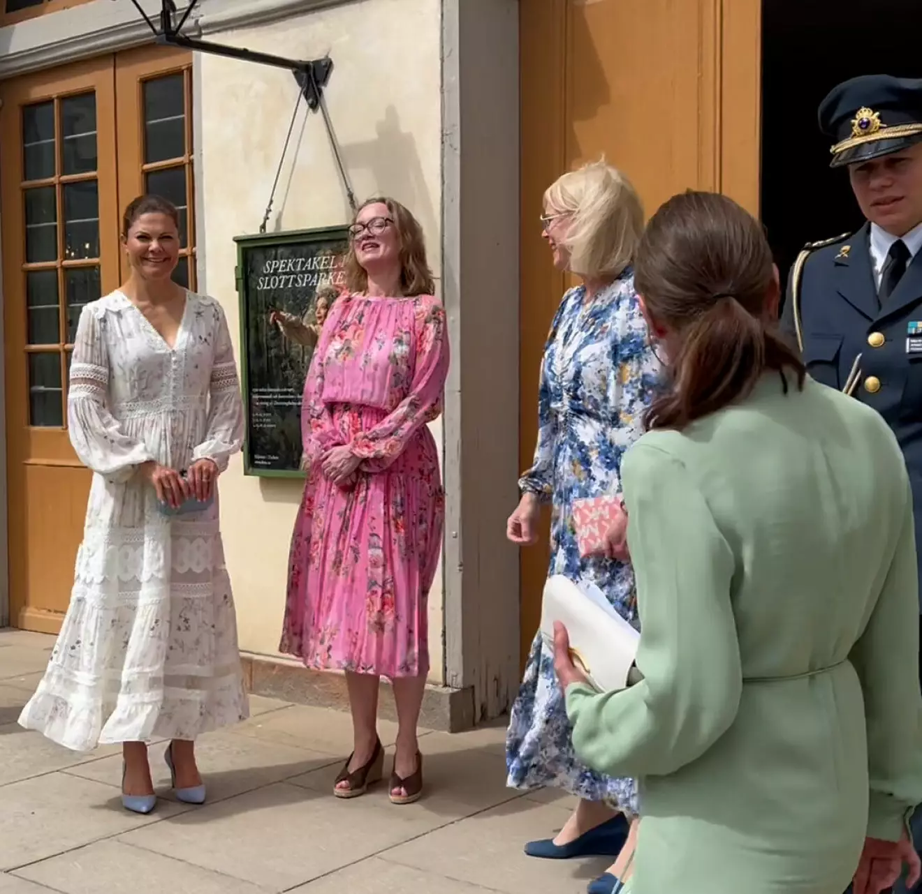 Kronprinsessan Victoria på Drottningholms slottsteater med teaterchefen Anna Karinsdotter och ordföranden Karin Forseke