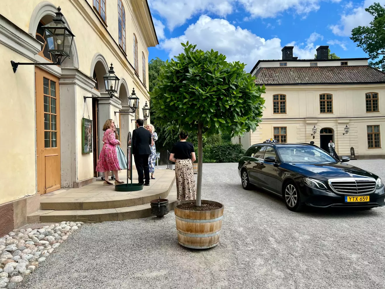 Drottningholms slottsteaters försommarlunch med kronprinsessan Victoria och prins Daniel bland gästerna