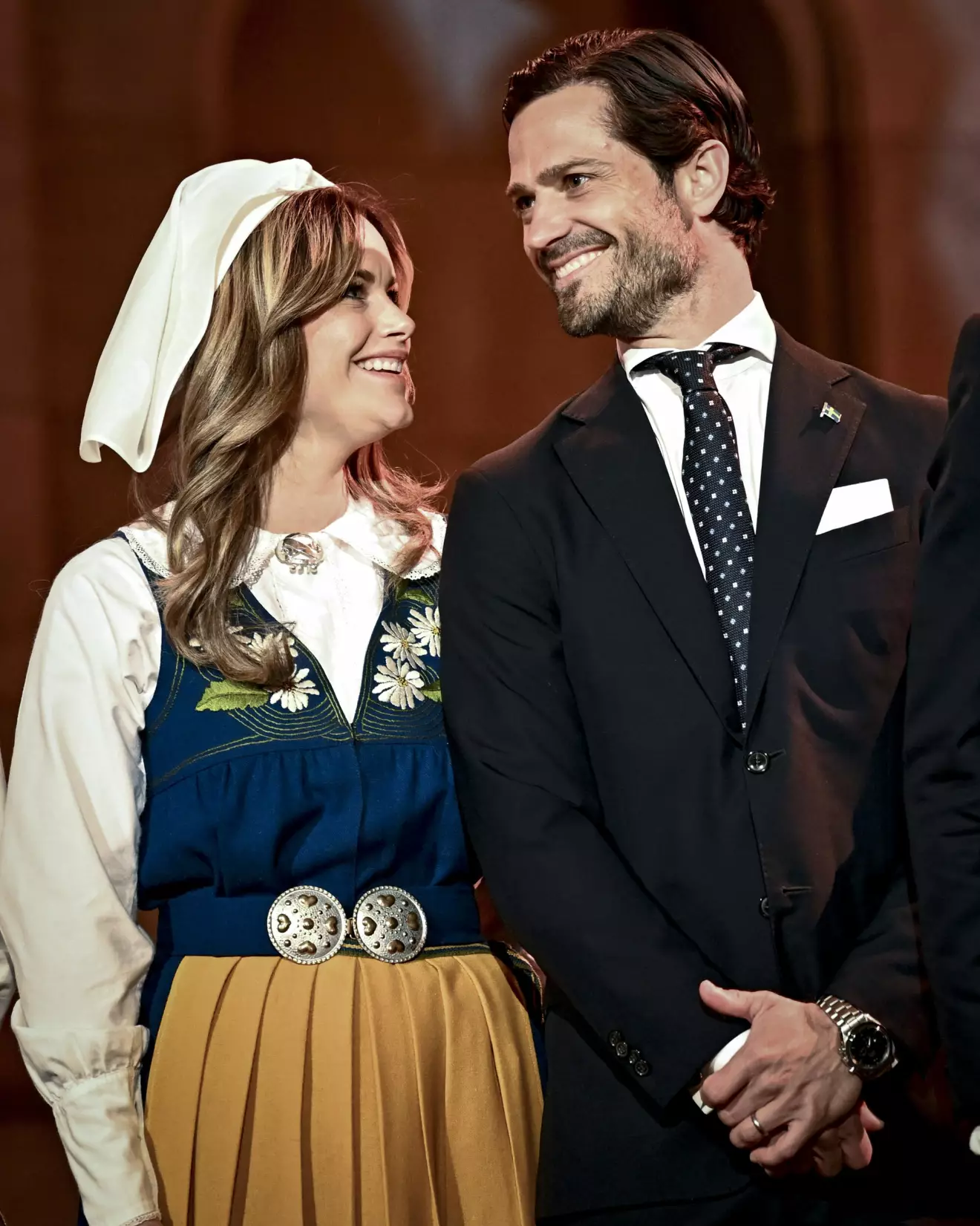 Nationaldagen – prinsessan Sofia i Sverigedräkt och prins Carl Philip i kostym.