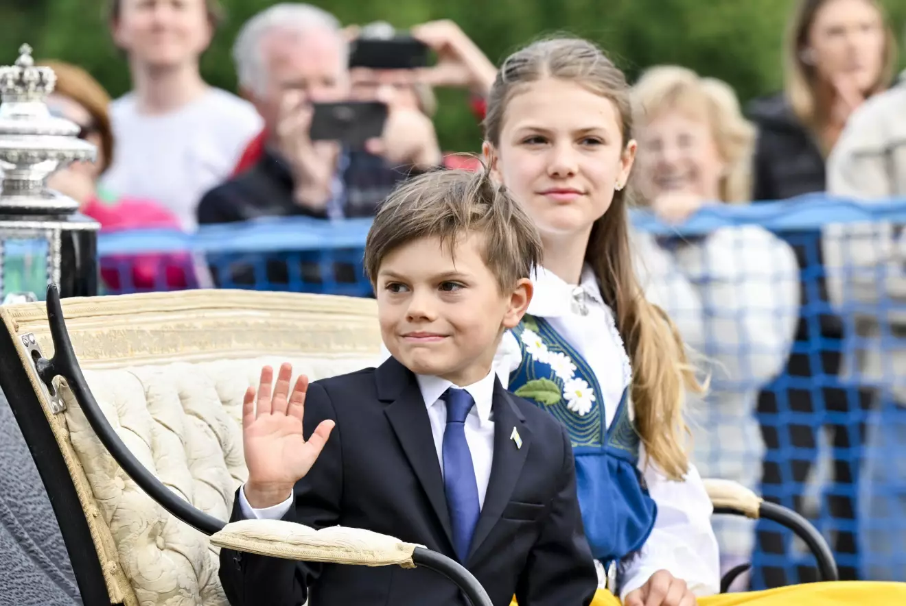 Prins Oscar och prinessan Estelle åker i kortege med häst och vagn genom Stockholm