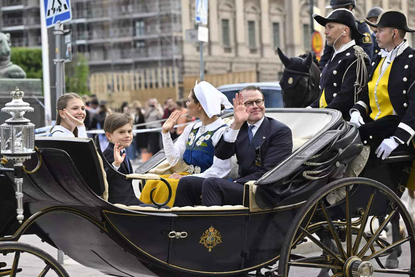 Prinsessan Estelle, prins Oscar, kronprinsessan Victoria och prins Daniel åker i kortege med häst och vagn genom Stockholm