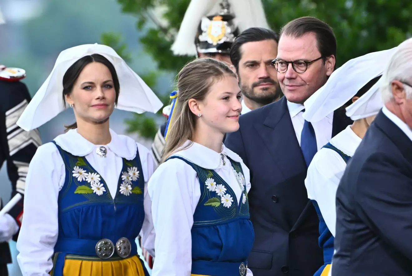 Prinsessan Sofia, prinsessan Estelle, prins Carl Philip och prins Daniel anländer för att delta i torsdagskvällens nationaldagsfirande på Skansen