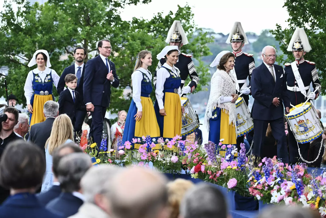 Prinsessan Sofia, prins Carl Philip, prins Oscar, prins Daniel, prinsessan Estelle, kronprinsessan Victoria, drottning Silvia och kung Carl XVI Gustaf anländer till Skansen