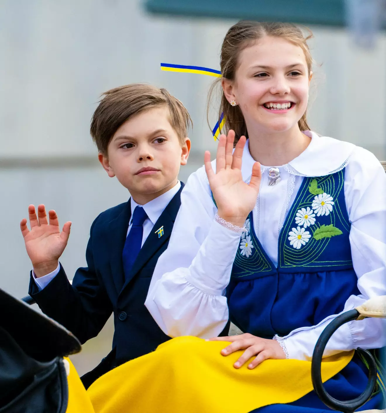 Nationaldagen 2024 – prinsessan Estelle och prins Daniel i kortegen till Skansen