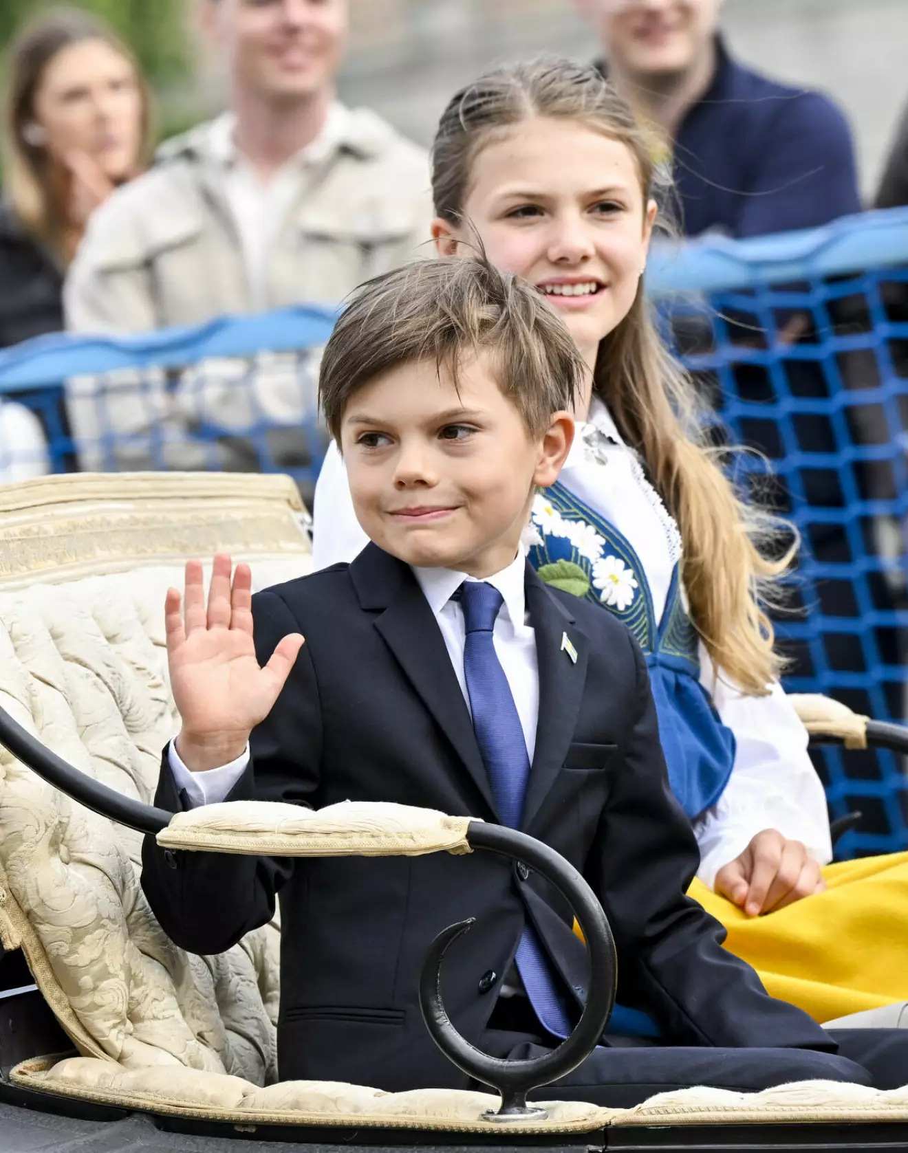 Nationaldagen 2024 – prinsessan Estelle och prins Oscar i kortegen till Skansen