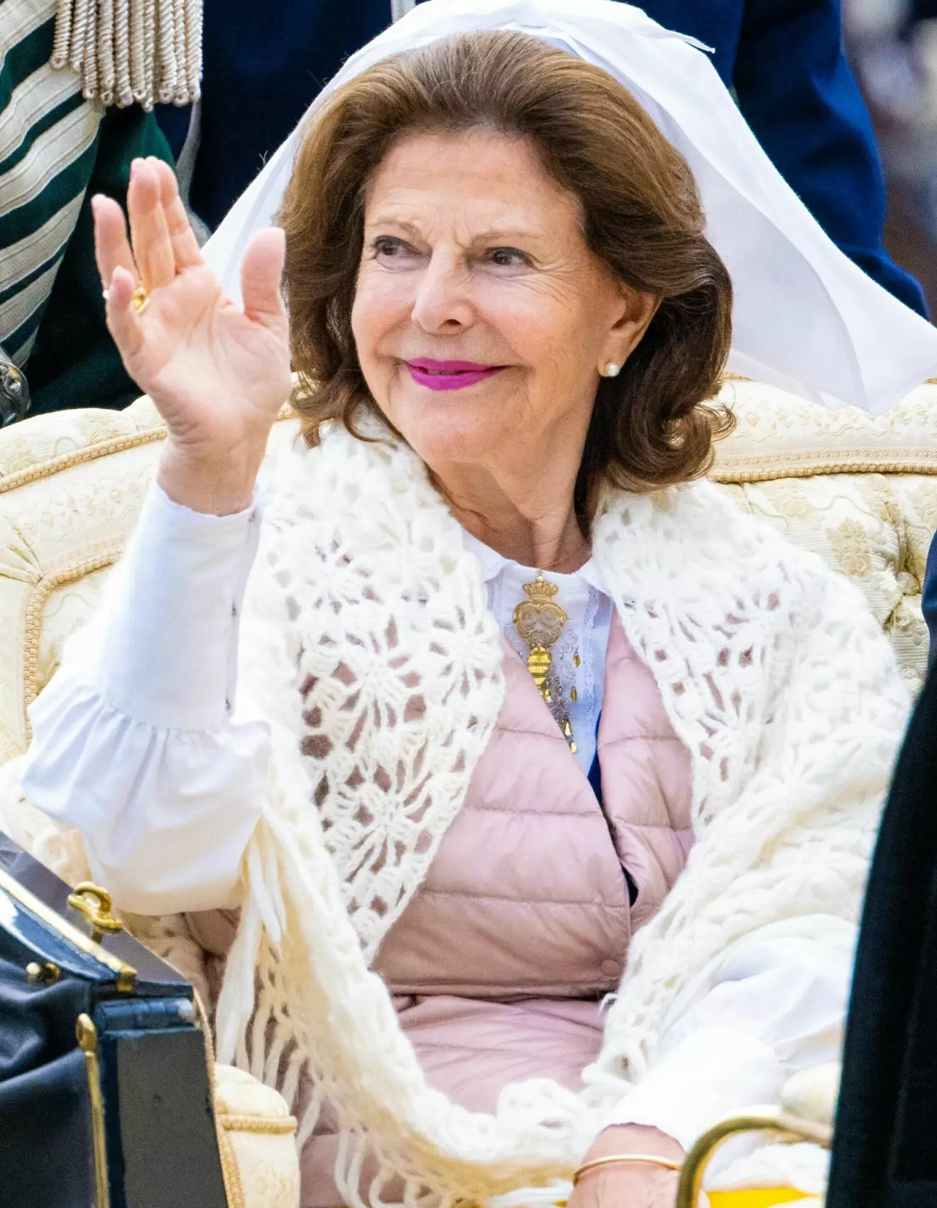 Nationaldagen 2024 – drottning Silvia i dunväst till Sverigedräkten