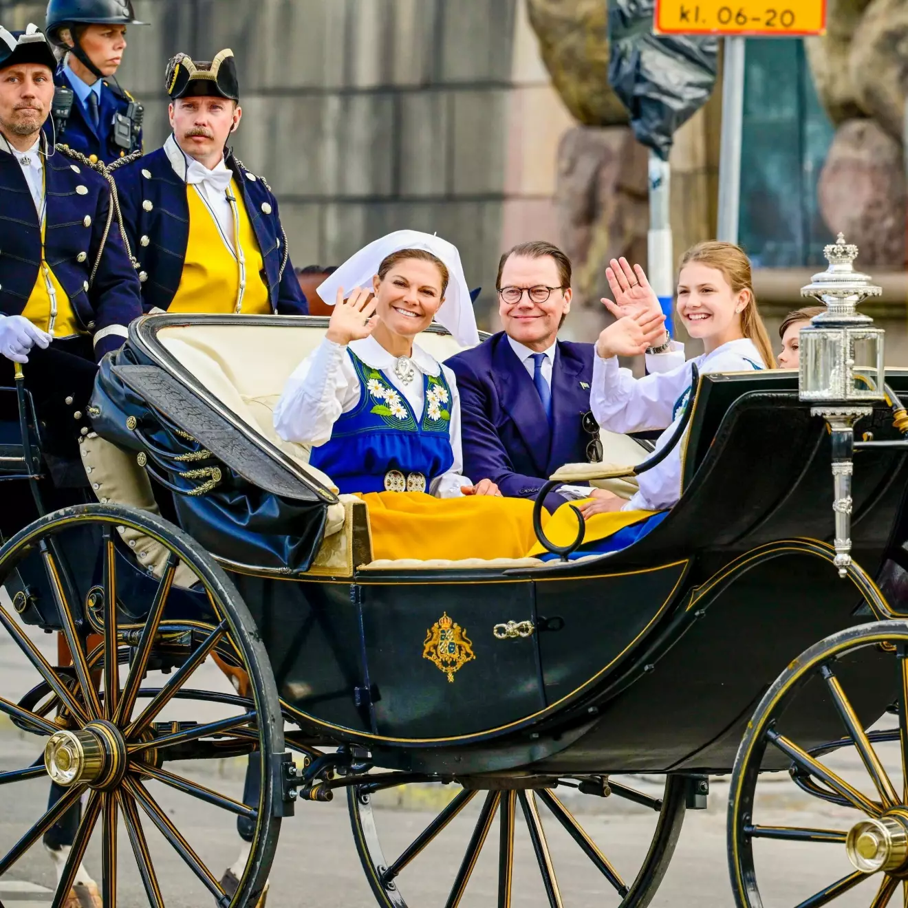 Nationaldagen 2024 – kronprinsessan Victoria, prins Daniel och prinsessan Estelle i kortegen
