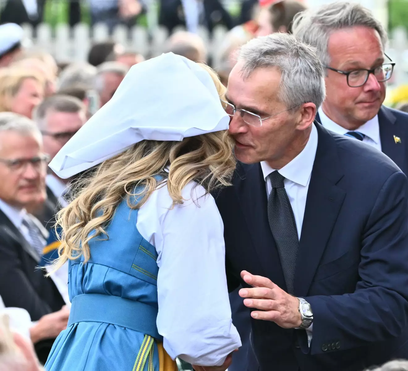 Nationaldagen 2024: Ebba Busch kindpussar Natos Jens Stoltenberg