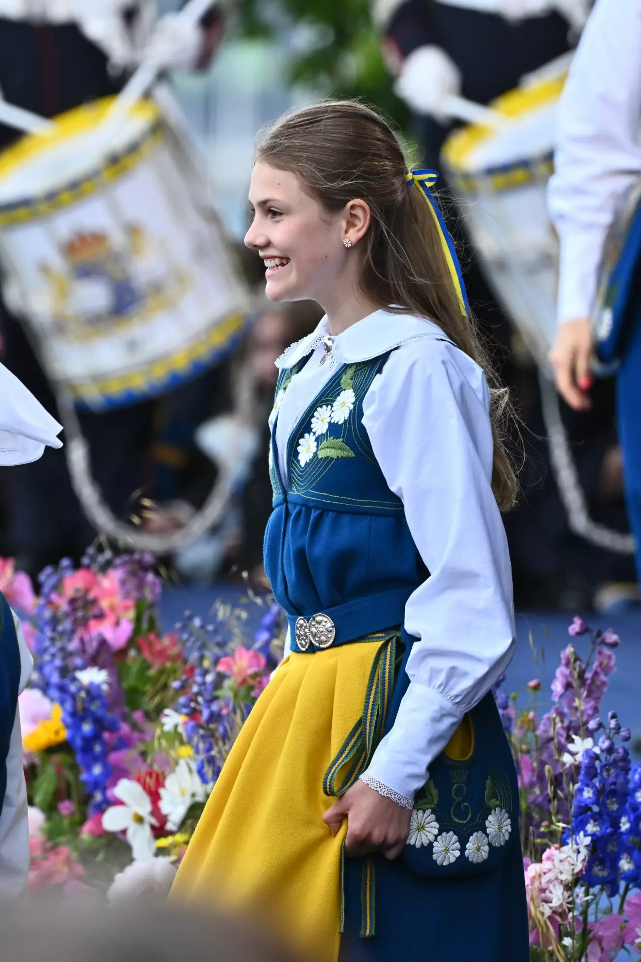 Prinsessan Estelle i Sverigedräkten vid nationaldagsfirandet på Skansen 2024