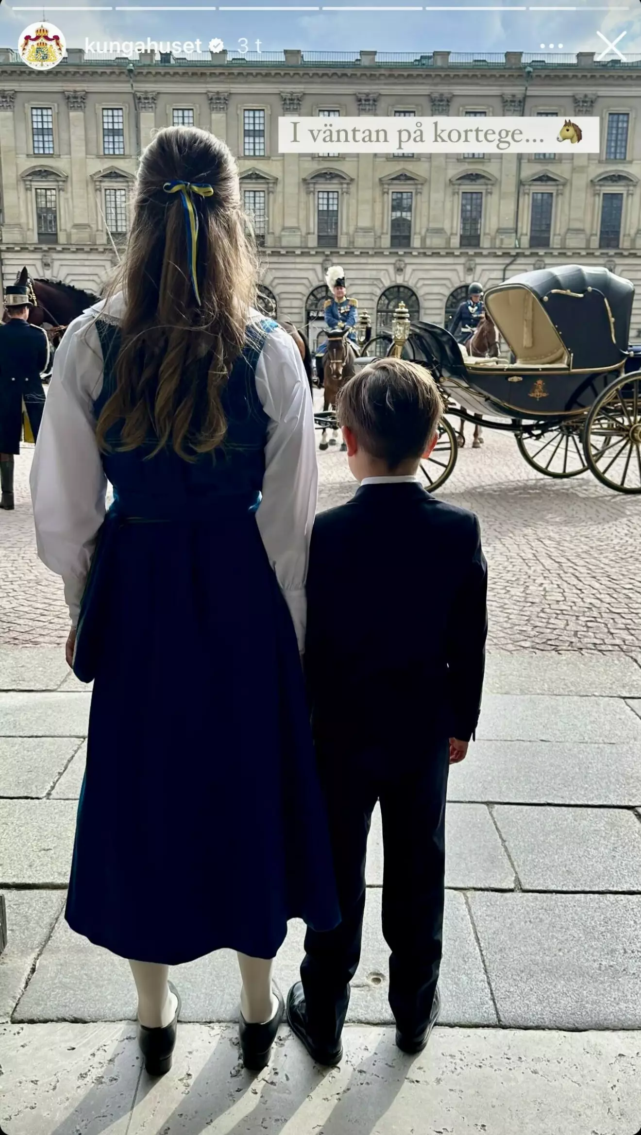 Prinsessan Estelle och prins Oscar väntar på kortegen till nationaldagsfirandet på Skansen 2024
