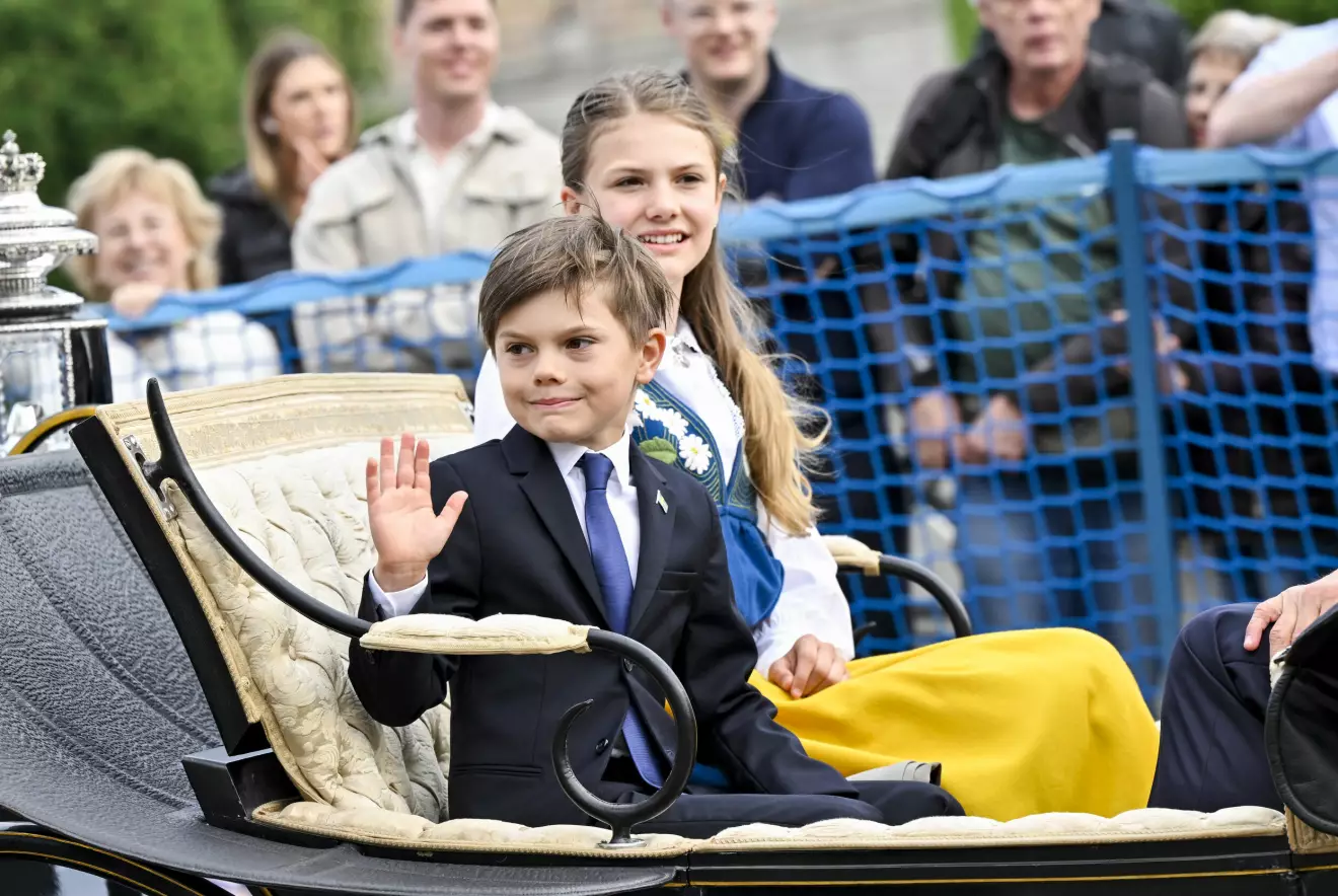 Prins Oscar och prinessan Estelle åker i kortege med häst och vagn genom Stockholm