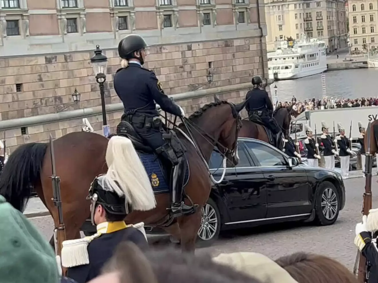 Prinsessan Sofia färdas i bil i häst-kortege