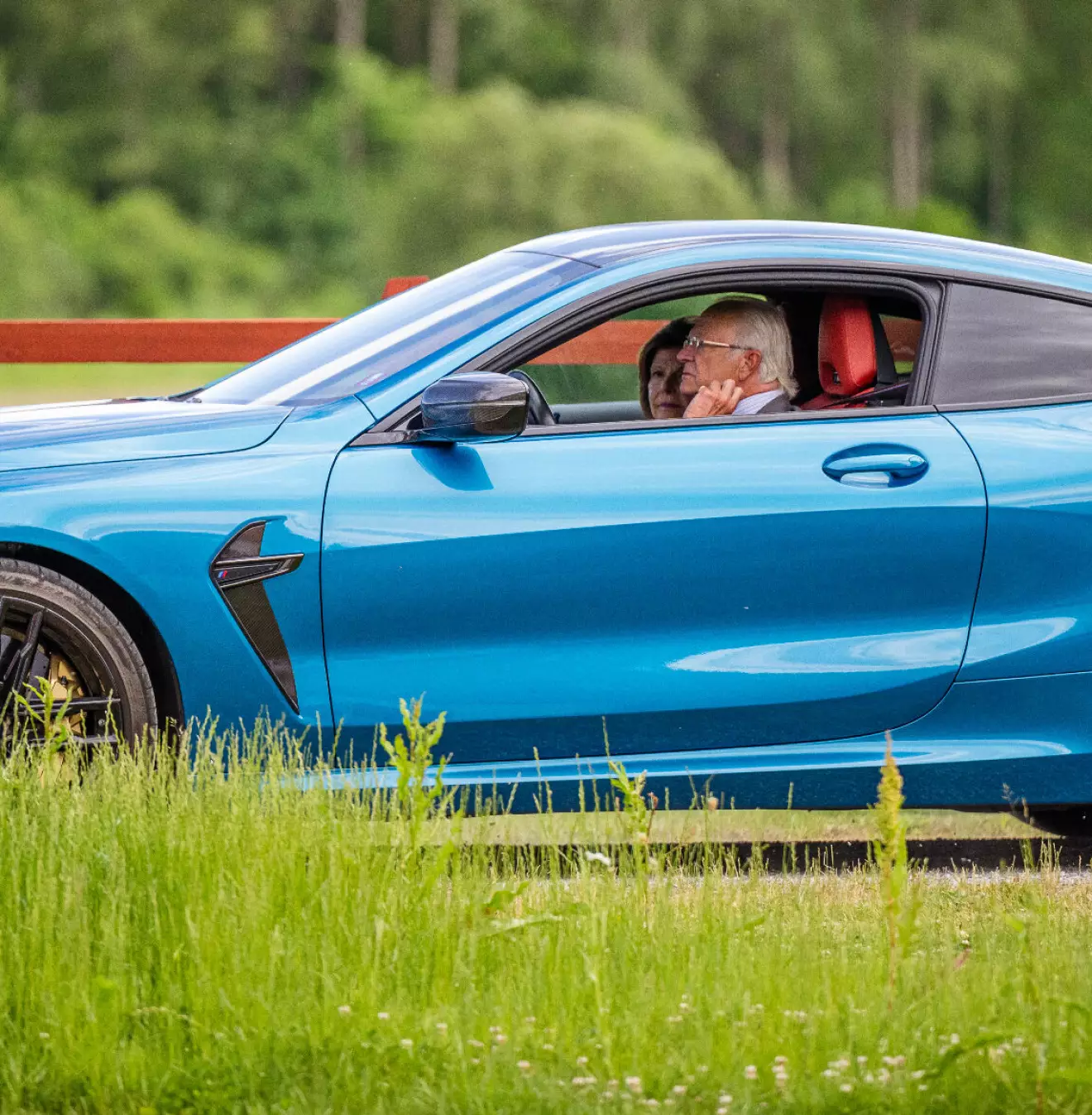 Kungen bakom ratten i sin privata BMW M8 Competition Coupé – drottning Silvia passagerare
