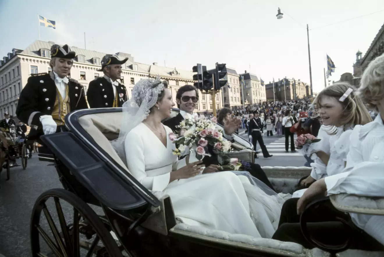 Prinsessan Christina och Tord Magnuson åker kortege efter sitt bröllop 15 juni 1974