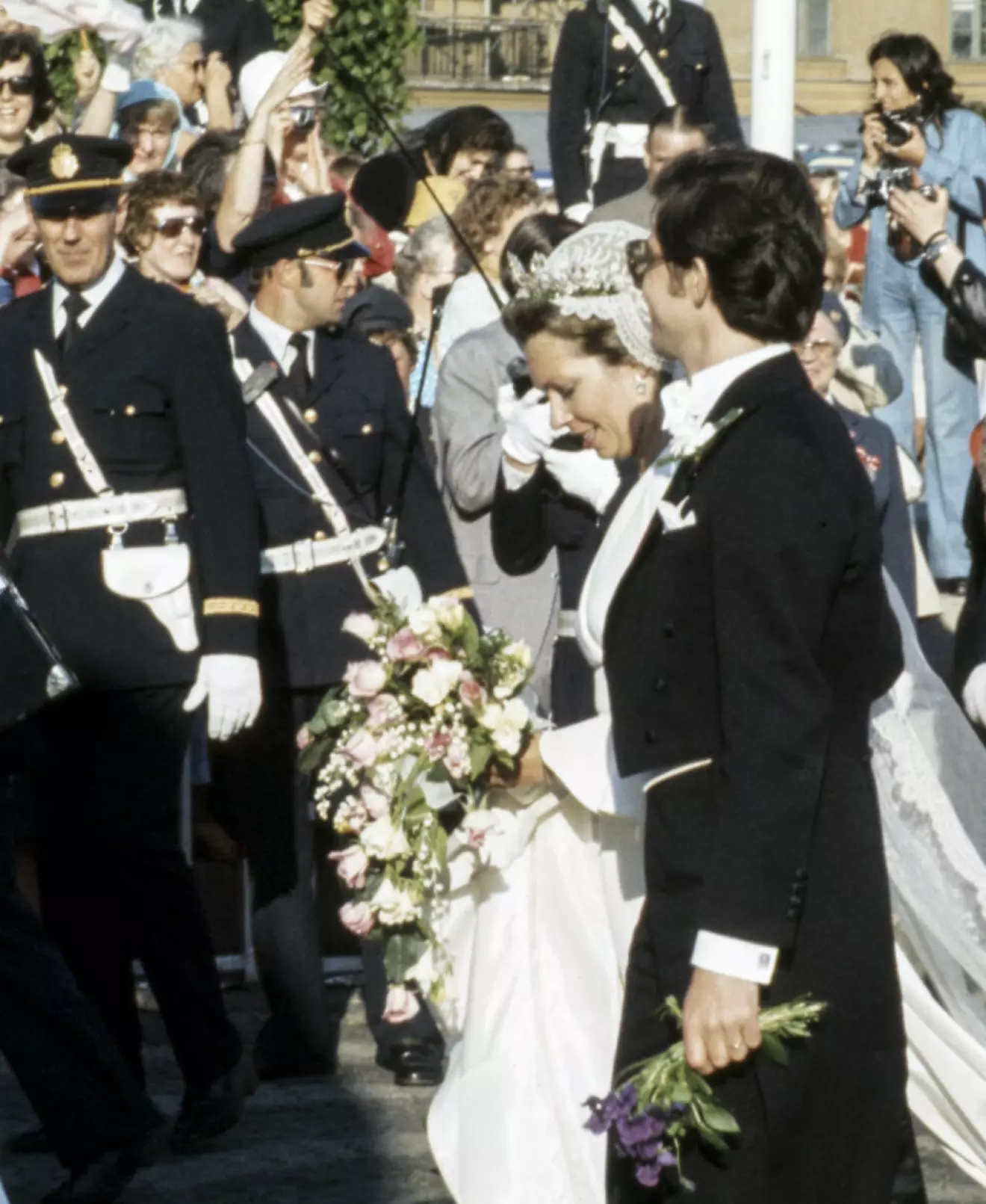 Åskådarna i Stockholm vid prinsessan Christinas och Tord Magnusons bröllop 1974