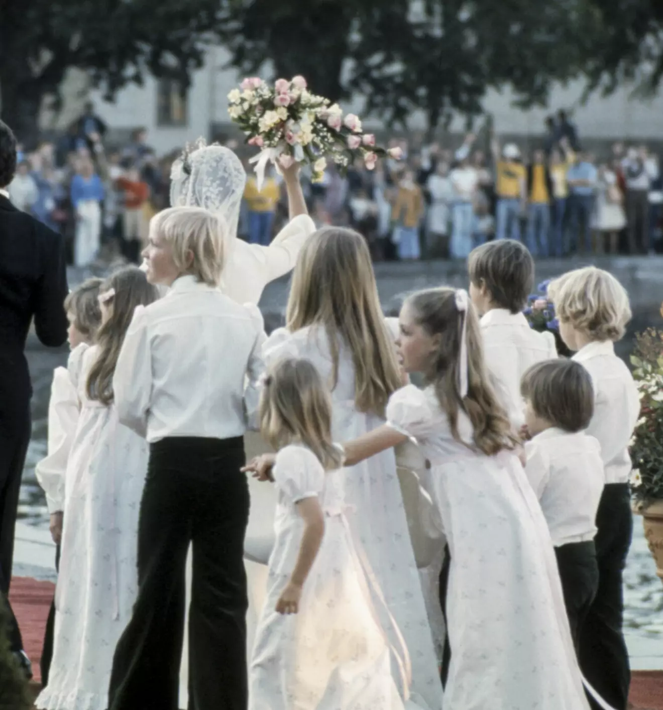 Prinsessan Christina med sina brudnäbbar vid sitt bröllop 1974