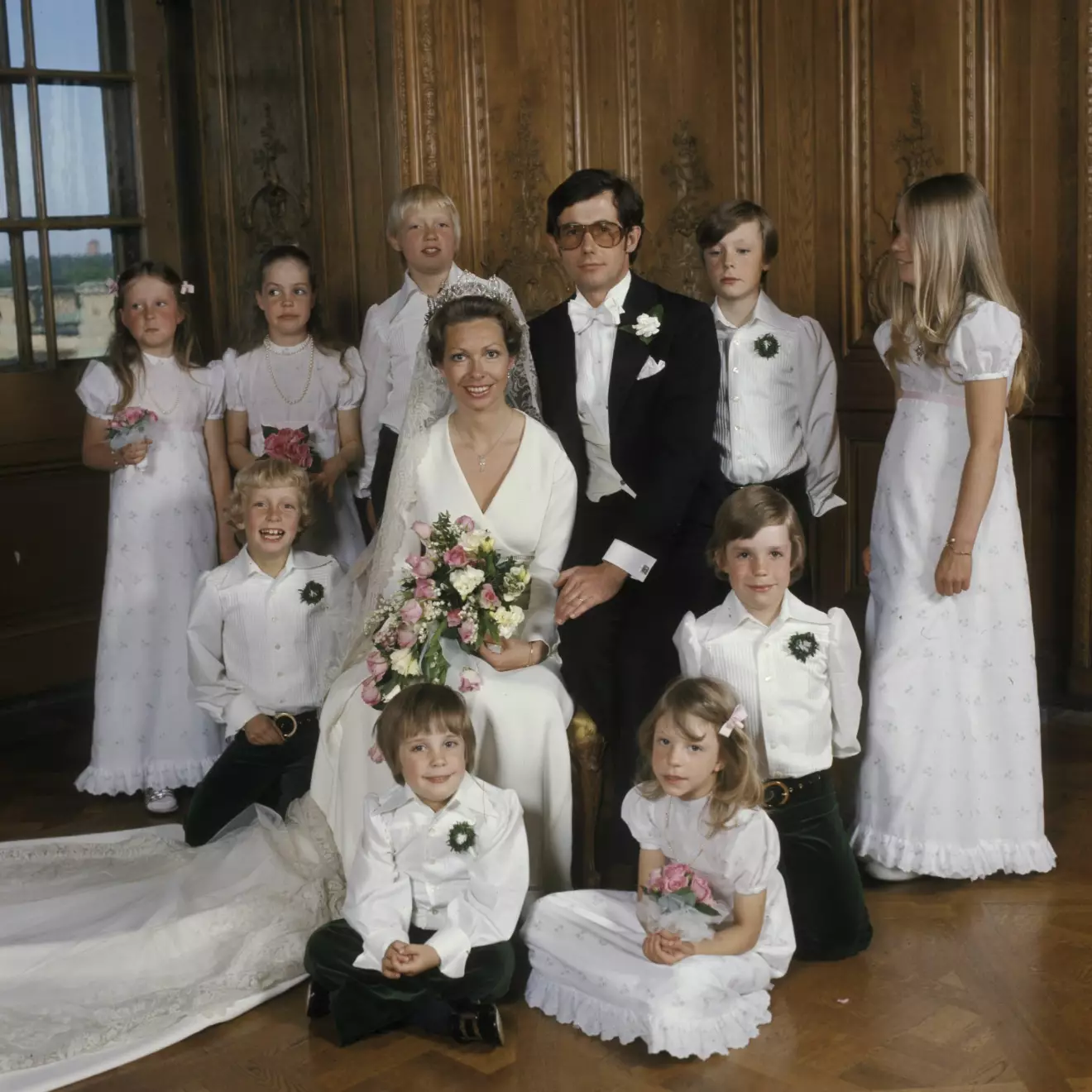 Prinsessan Christina och Tord Magnuson med sina brudnäbbar vid bröllopet 1974