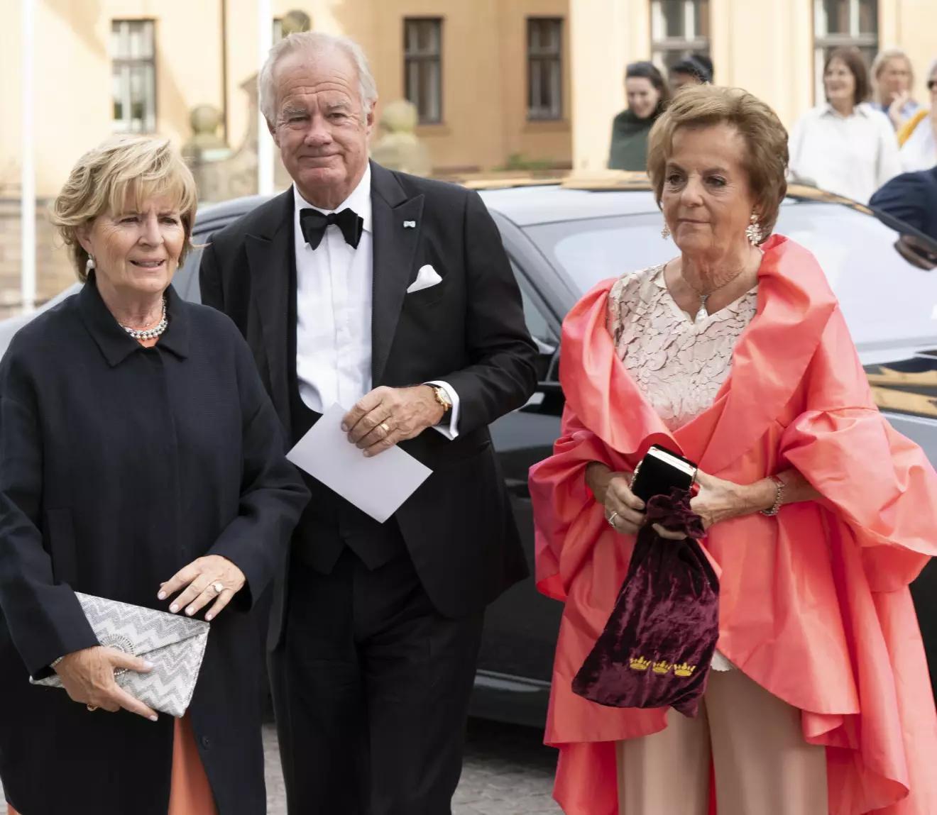 HM:s Stefan Persson med sin fru Denise och vännen Tinni Fredell
