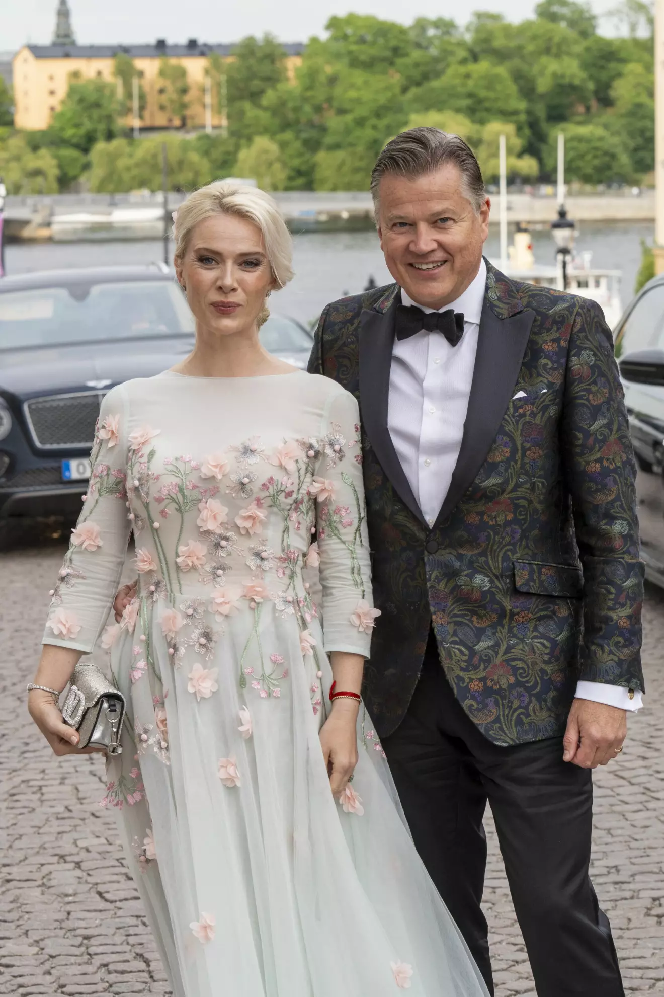 Per Taube med sin sambo Tine Helen Fjeldstad, i klänning från Ida Lanto