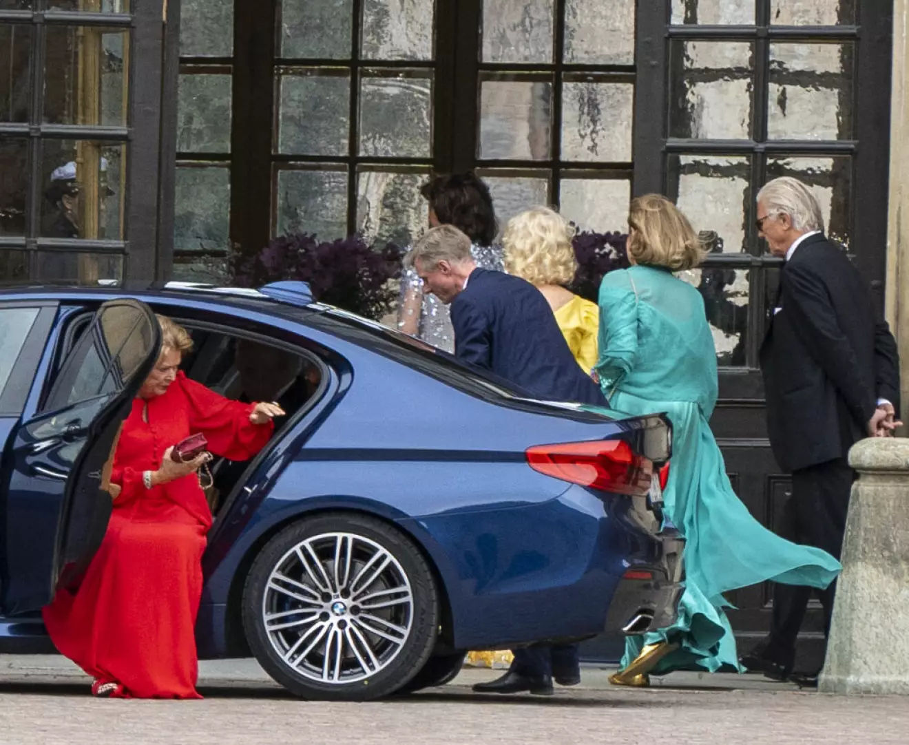 Carola och Fredrik Gottlieb anländer till drottning Silvias 80-årsfest på slottet tillsammans med Catharina Stenbock