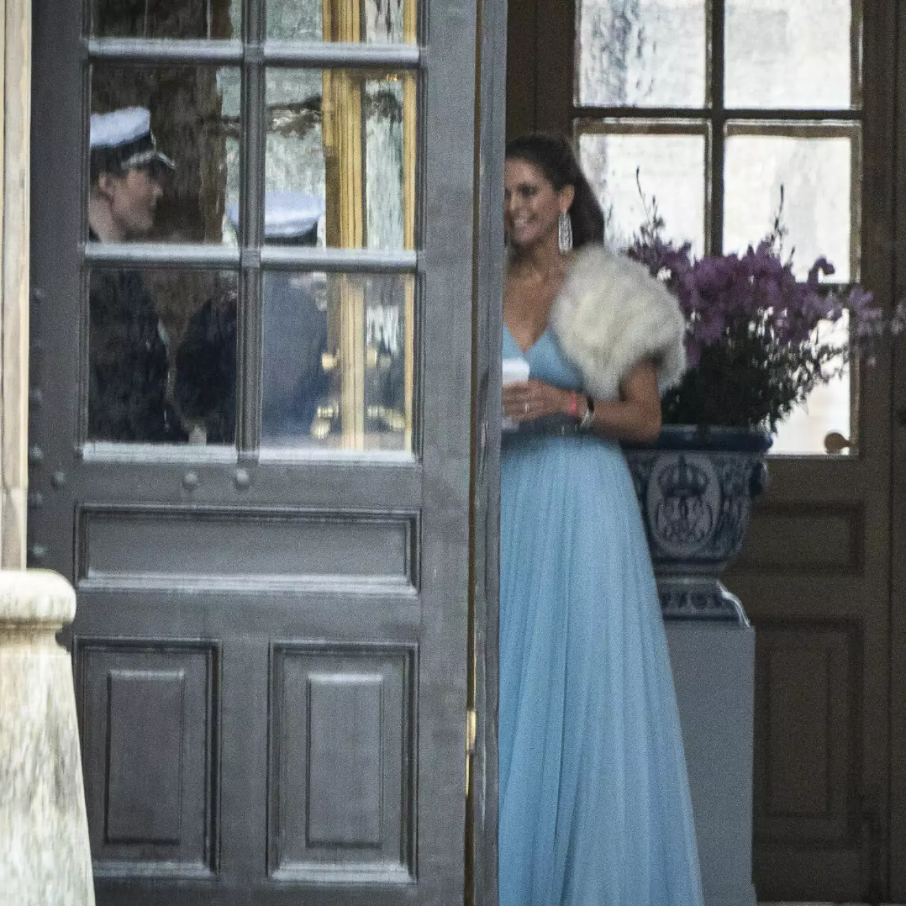 Prinsessan Madeleine i blå klänning på drottning Silvias 80-årsfest