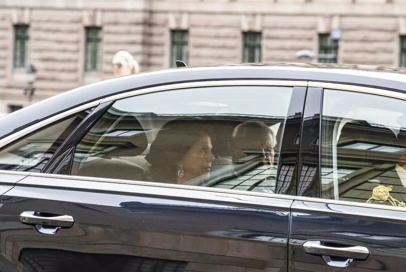 Drottning Silvia anländer till sin privata fest med kungen