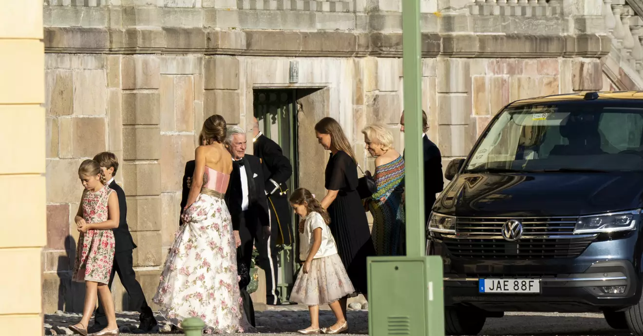 Prinsessan Leonore, prins Nicolas, prinsessan Madeleine och prinsessan Adrienne utanför Drottningholm slott.