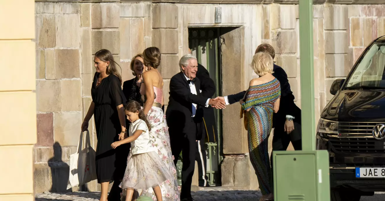 Prinsessan Adrienne håller handen med sin barnflicka