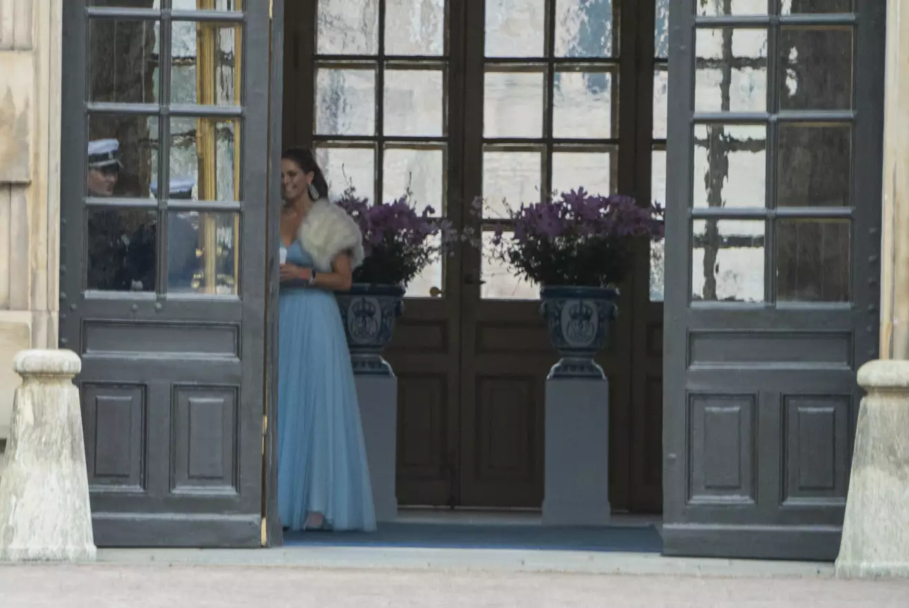 Prinsessan Madeleine utanför slottet som ler