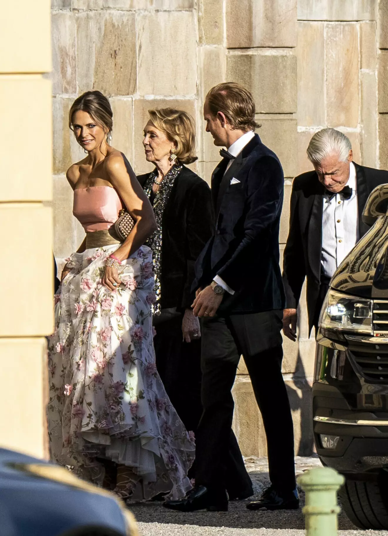 Prinsessan Madeleine anländer till Drottningholm för en middag