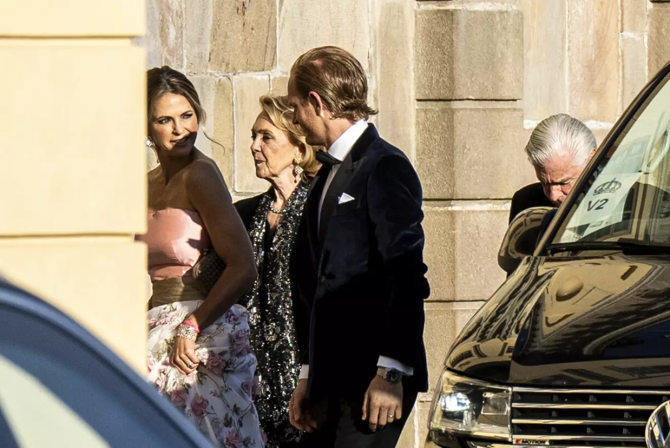 Prinsessan Madeleine anländer till Drottningholm för en middag